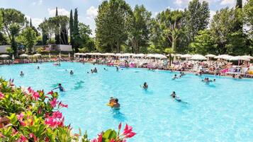 4 outdoor pools, pool umbrellas, pool loungers