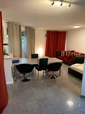 Lägenhet Grand - 2 sovrum | Vardagsrum | 100-tums LCD-tv med digitalkanaler och tv