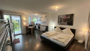 Basic-Studio, 1 Schlafzimmer, Blick auf den Innenhof | 2 Schlafzimmer, hochwertige Bettwaren, Pillowtop-Betten, Minibar