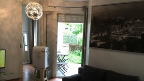 Comfort-huoneisto, 2 makuuhuonetta | Oleskelualue | 100–tuumainen LCD-televisio, jossa digitaalikanavat