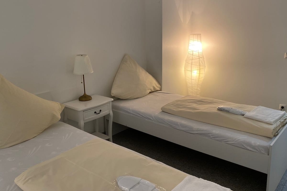 Standard Apartment, 2 Bedrooms | 2 bilik tidur, peralatan tempat tidur premium, tilam berlapik, bar mini