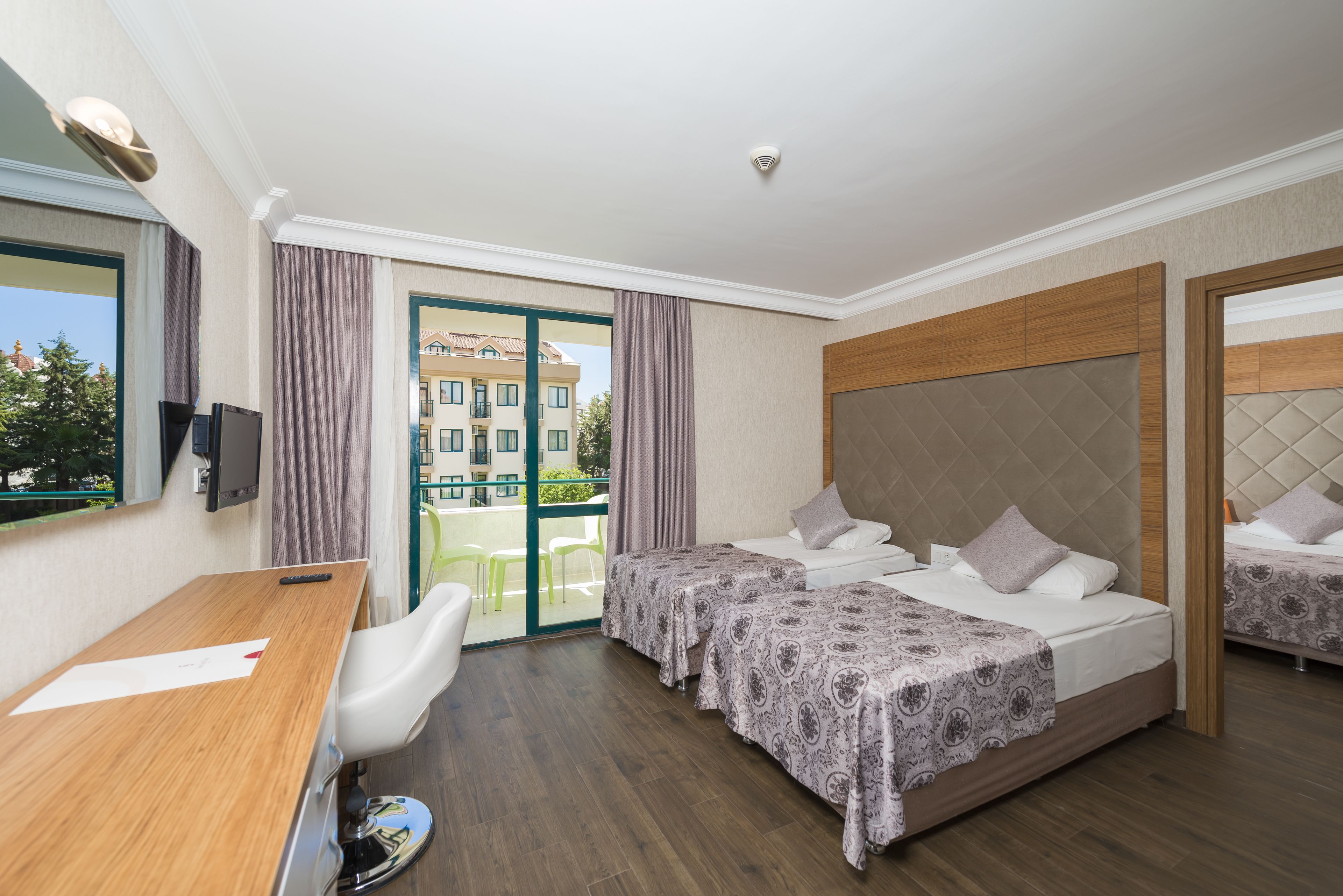 Minibar, desk, WiFi