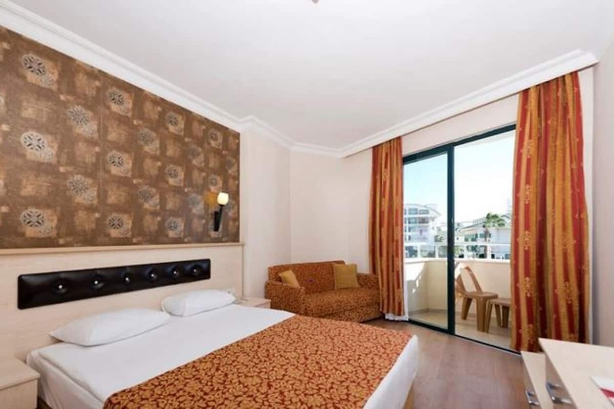 Minibar, desk, WiFi