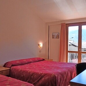 Down duvets, in-room safe, desk, cots/infant beds - Hotel Ristorante La Rosa (Teglio)