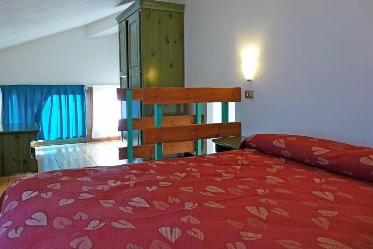 Dúplex, vista a la montaña (Standard Triple) | 1 habitación, edredón, caja de seguridad en la habitación y escritorio