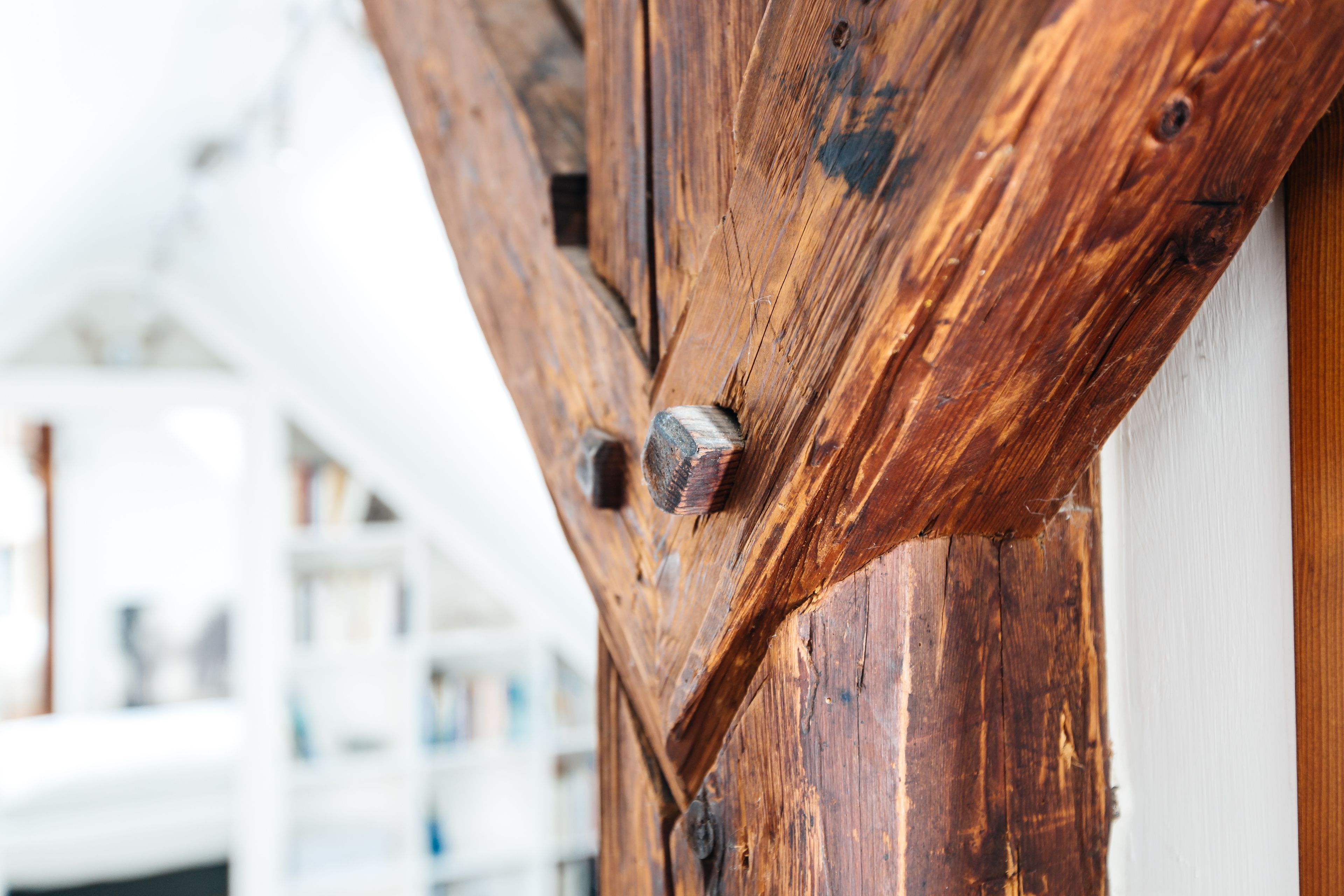 Ein Nahblick auf eine Holztür mit einem Metallriegel.