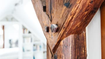 Ein Nahblick auf eine Holztür mit einem Metallriegel.