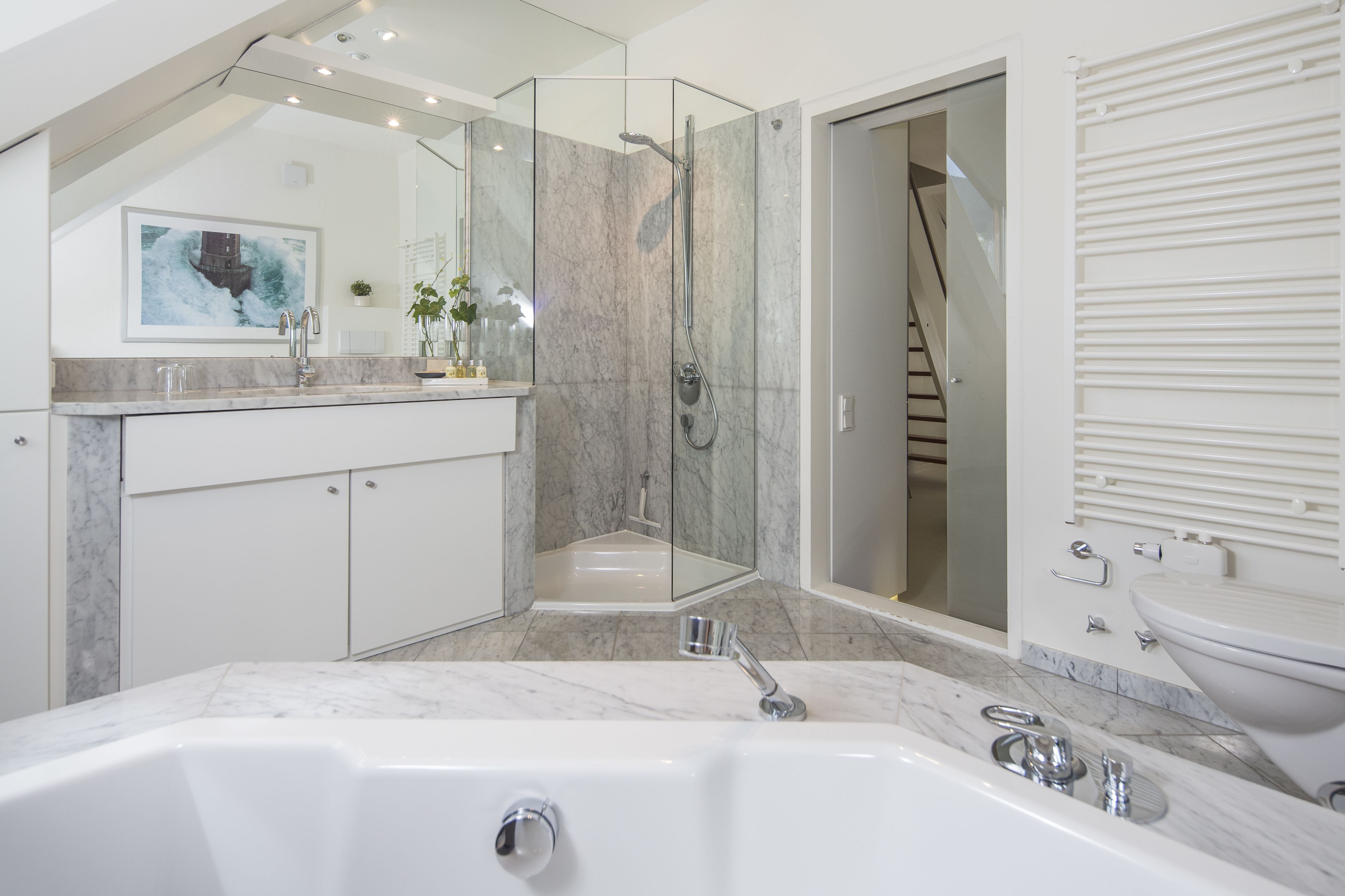Panoramic-Penthouse, Whirlpool, Seeblick | Badezimmer | Dusche, Regendusche, kostenlose Toilettenartikel, Haartrockner