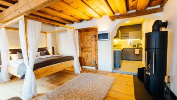 Deluxe Suite, Fireplace, Lake View | Egyptian cotton sheets, premium bedding, down duvets, free minibar