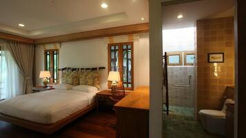 Deluxe Room | Minibar, desk, blackout curtains, free WiFi