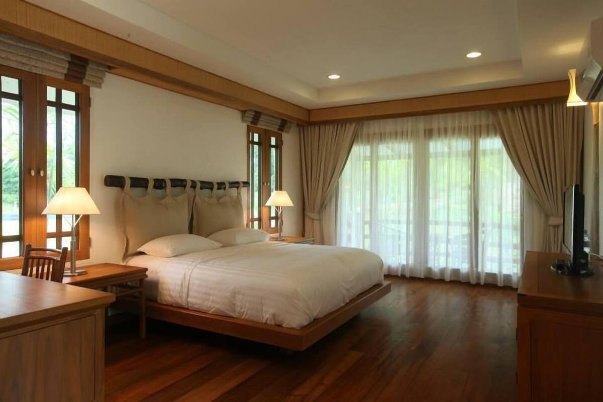 Deluxe Room | Bar mini, meja, langsir/tirai gelap terus, Wi-fi percuma 