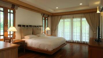 Deluxe Room | Minibar, desk, blackout curtains, free WiFi
