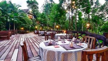 Se sirven desayunos, comidas, cenas y cocina internacional