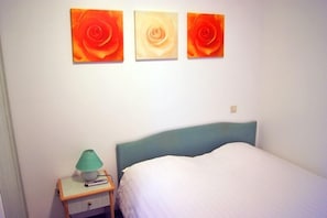 Desk, soundproofing, free WiFi, bed sheets - Hotel L'Empire (Kehlen)