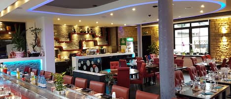 供應午餐和晚餐,中式料理