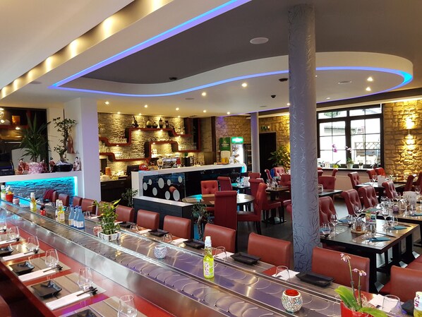 Phục vụ bữa trưa và bữa tối, món Hoa 