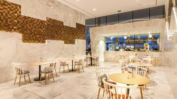 Lobby-lounge