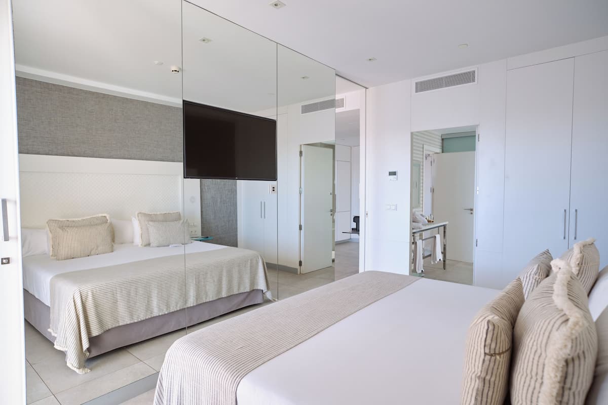 Minibar, két bảo mật tại phòng, bàn