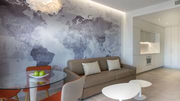 Una sala de estar moderna con una mesa de comedor de cristal, un sofá y un mural de un mapa del mundo en la pared.