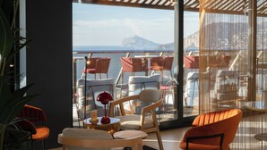 A modern interior with a view of the sea and mountains. - ESTIMAR Calpe Suitopia (Calpe)
