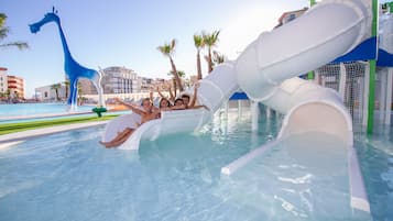 4 udendørs pools, åben fra kl. 10.00 til kl. 19.00, parasoller