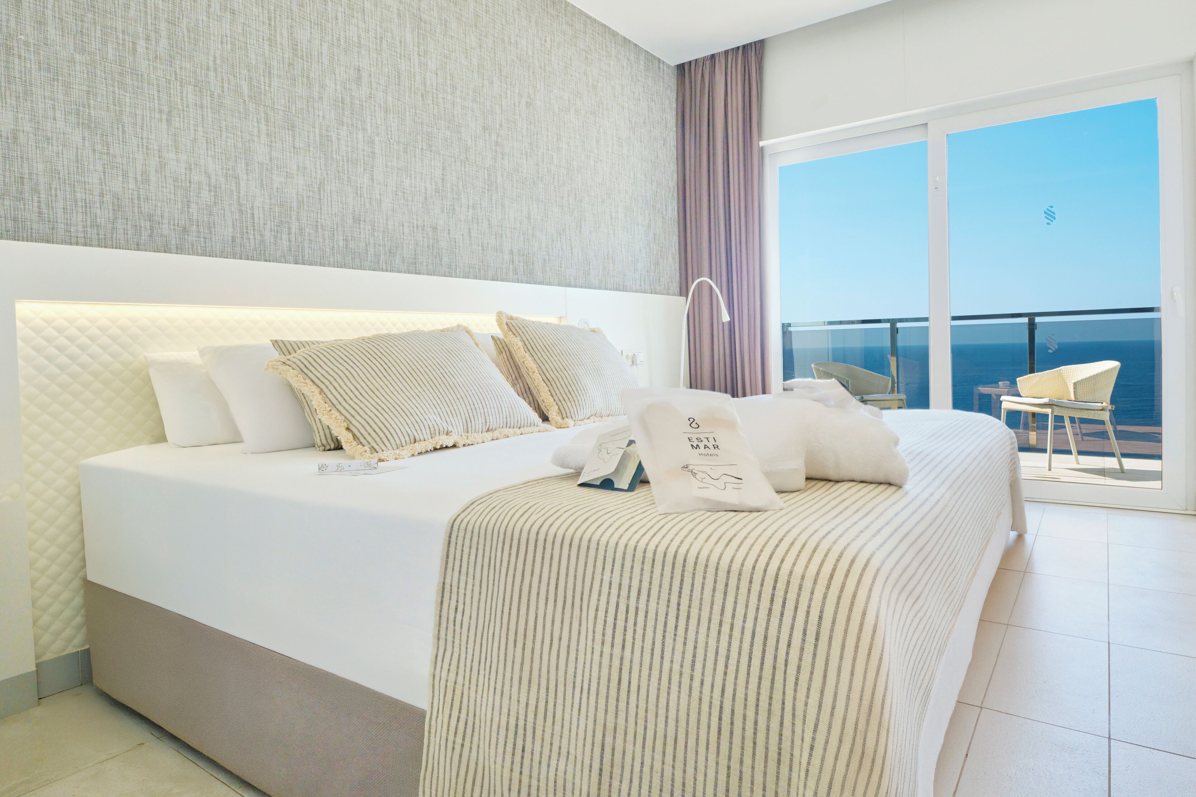 Minibar, két bảo mật tại phòng, bàn 