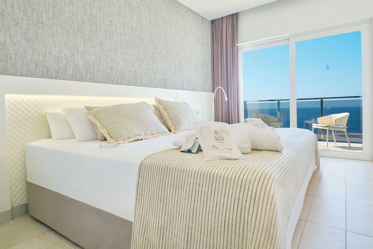 Minibar, két bảo mật tại phòng, bàn