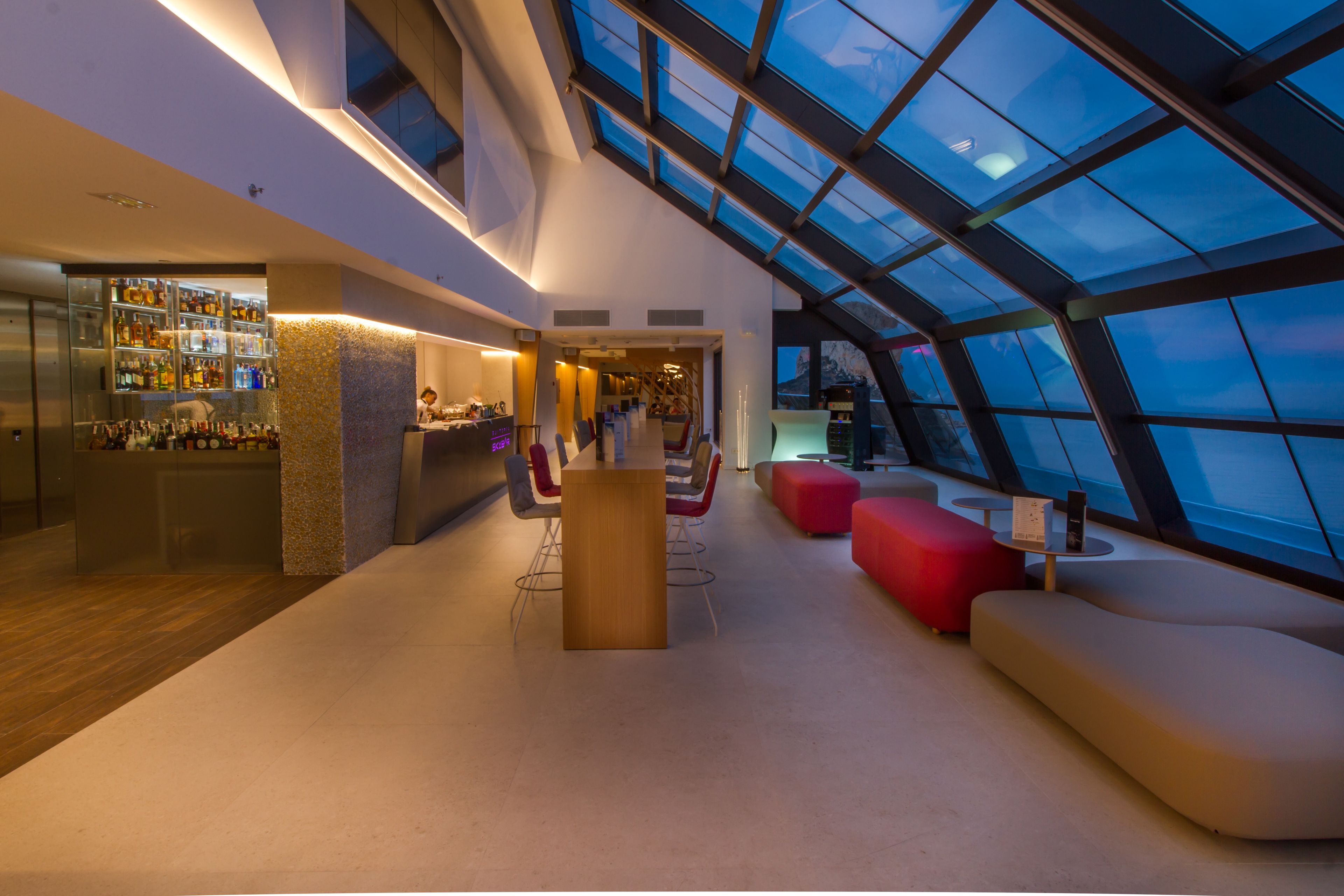 2 bars/lounges, rooftop bar, lobby lounge