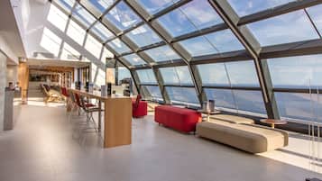 2 barer/lounger, bar på tagterrassen, lounge i lobbyen