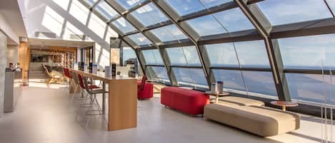 2 barer/lounger, bar på takterrassen och lobbylounge