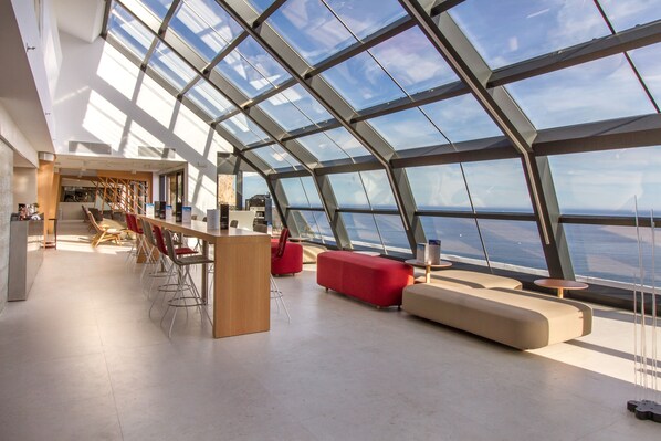 2 bars/lounges, bar met dakterras, lobbylounge