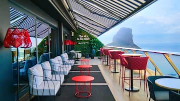 2 bares, 1 bar en la azotea y 1 salón en el vestíbulo