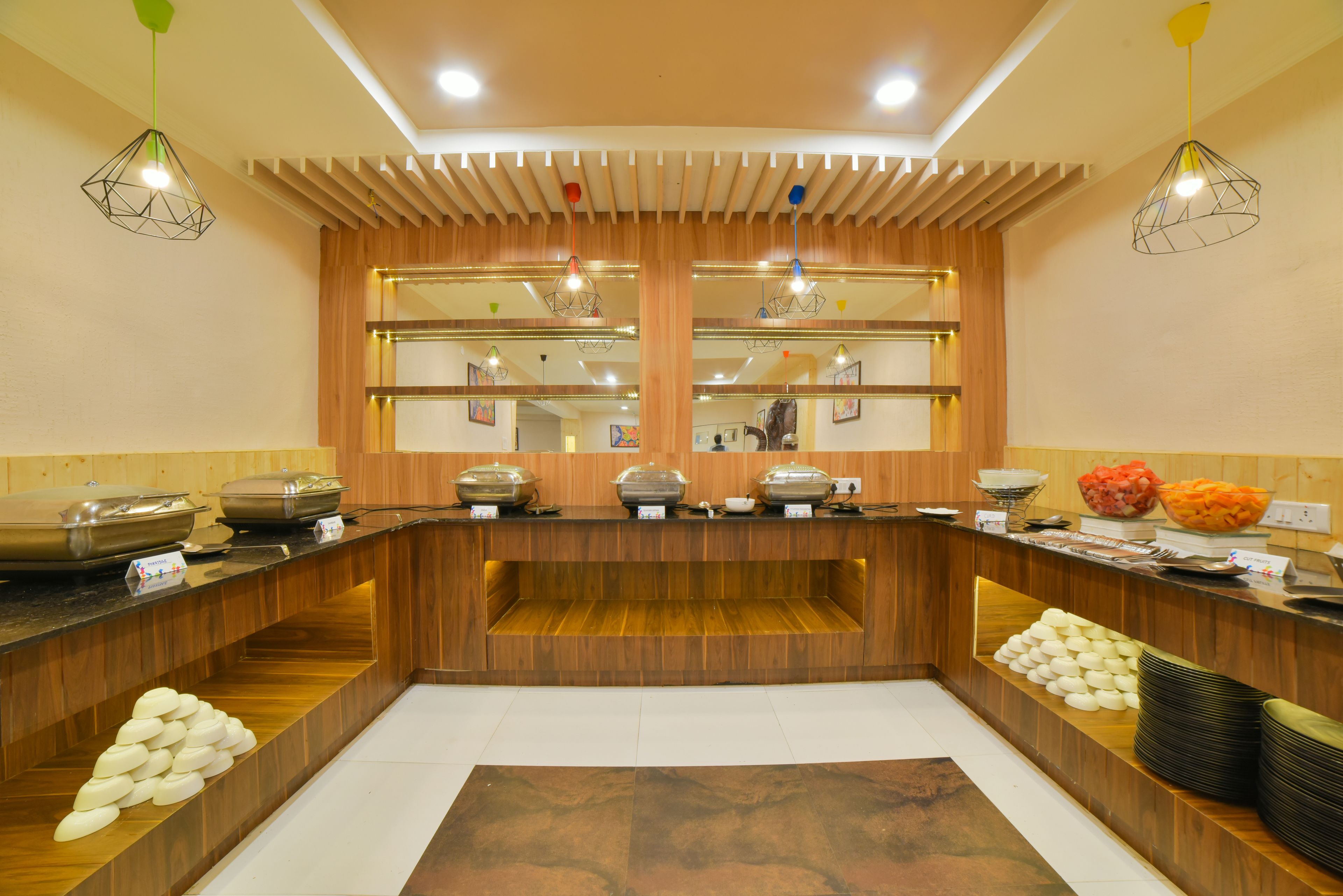 2 restaurants, international cuisine