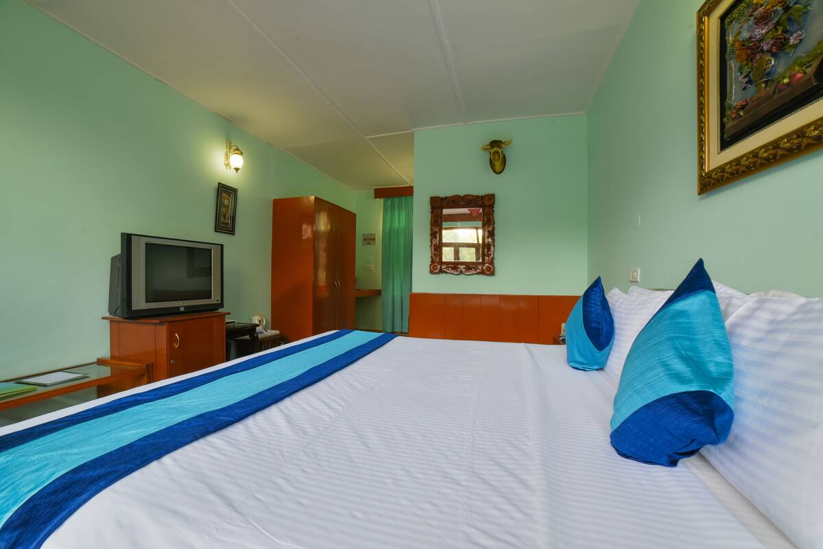 Superior Room | Minibar, in-room safe, desk, blackout drapes