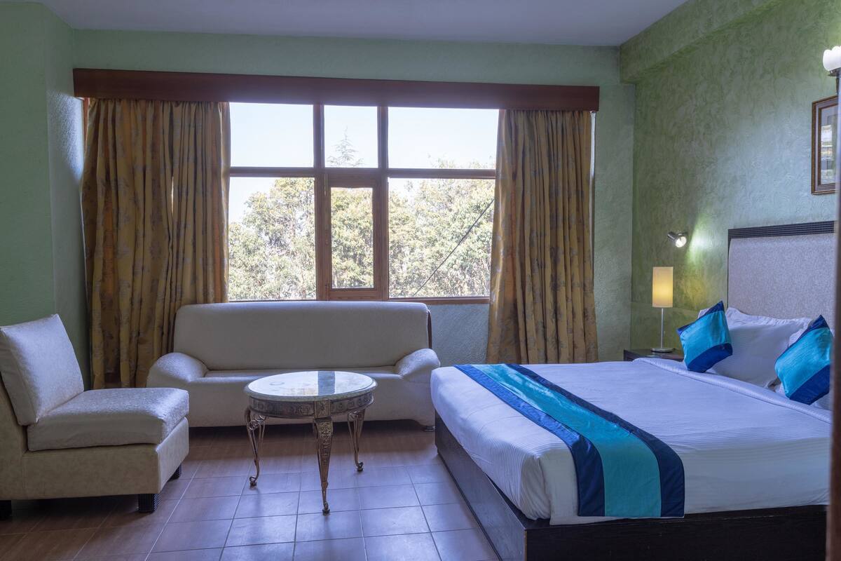 Premium Room | Minibar, in-room safe, desk, blackout drapes