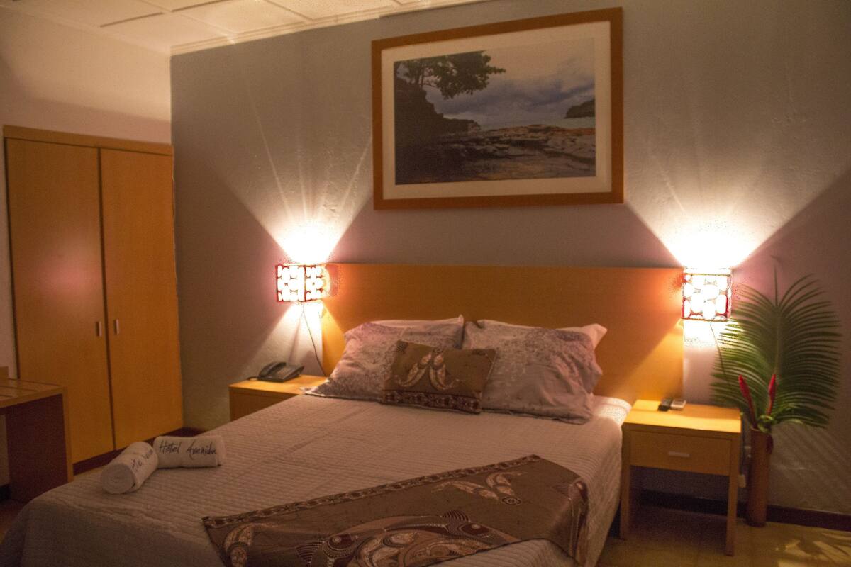 Escritorio, espacio para trabajar con laptop y cortinas blackout 