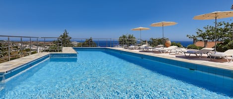 Piscine extérieure (ouverte en saison), parasols de plage