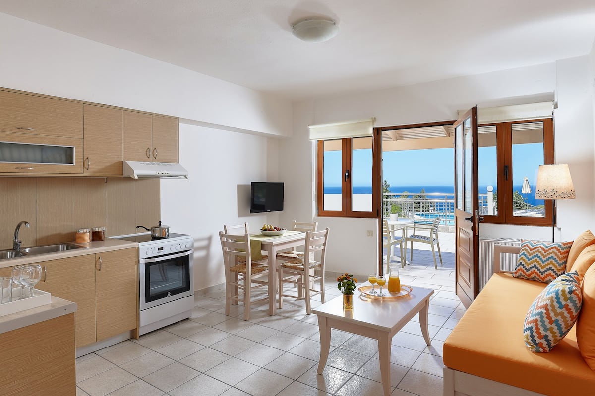 Apartment, 1 Schlafzimmer, Poolblick (Ilios) | Wohnbereich | Flachbildfernseher