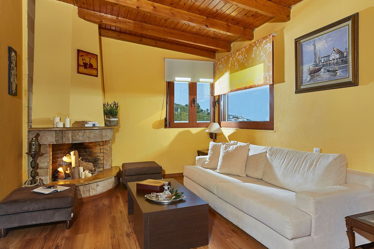 Apartment, 2 Schlafzimmer, Meerblick (Oinos) | Wohnbereich | Flachbildfernseher