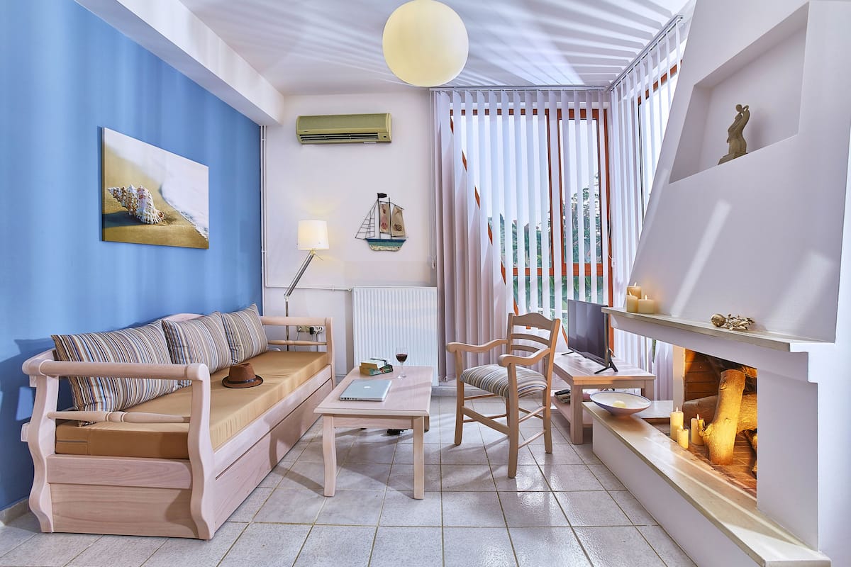 Apartment, 2 Schlafzimmer, Gartenblick (Thalassa) | Wohnbereich | Flachbildfernseher