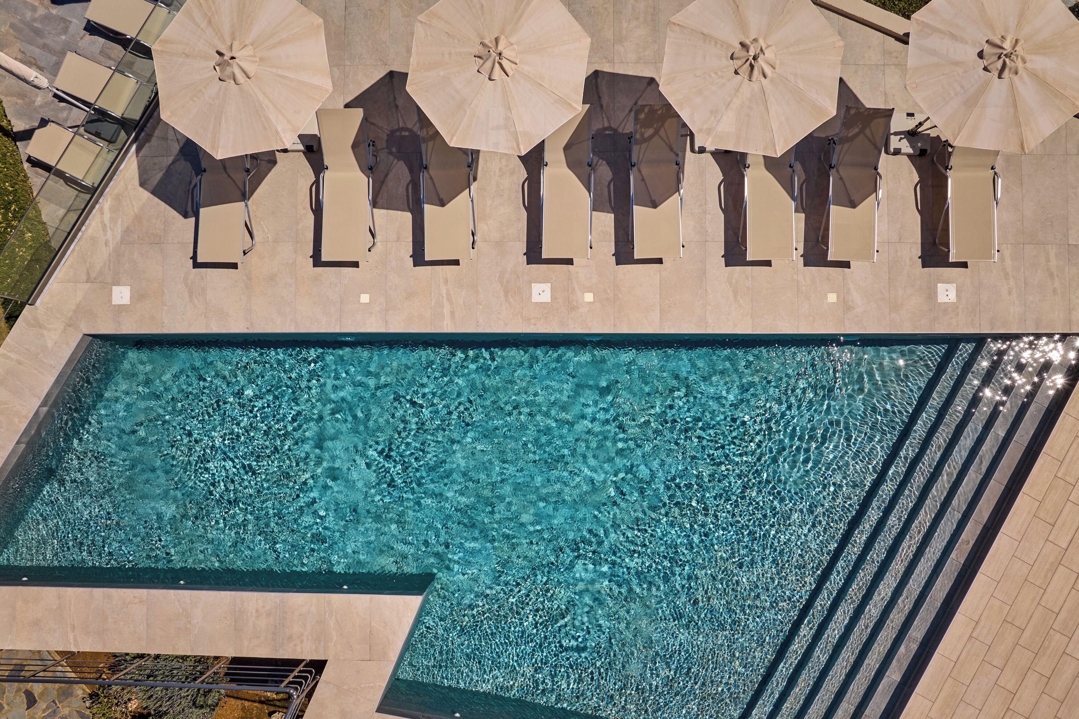 Een seizoensgebonden buitenzwembad, parasols voor strand/zwembad