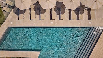 AuĂenpool (je nach Saison geöffnet), Sonnenschirme, LiegestĂŒhle