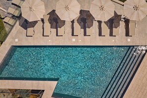 Außenpool (je nach Saison geöffnet), Sonnenschirme, Liegestühle