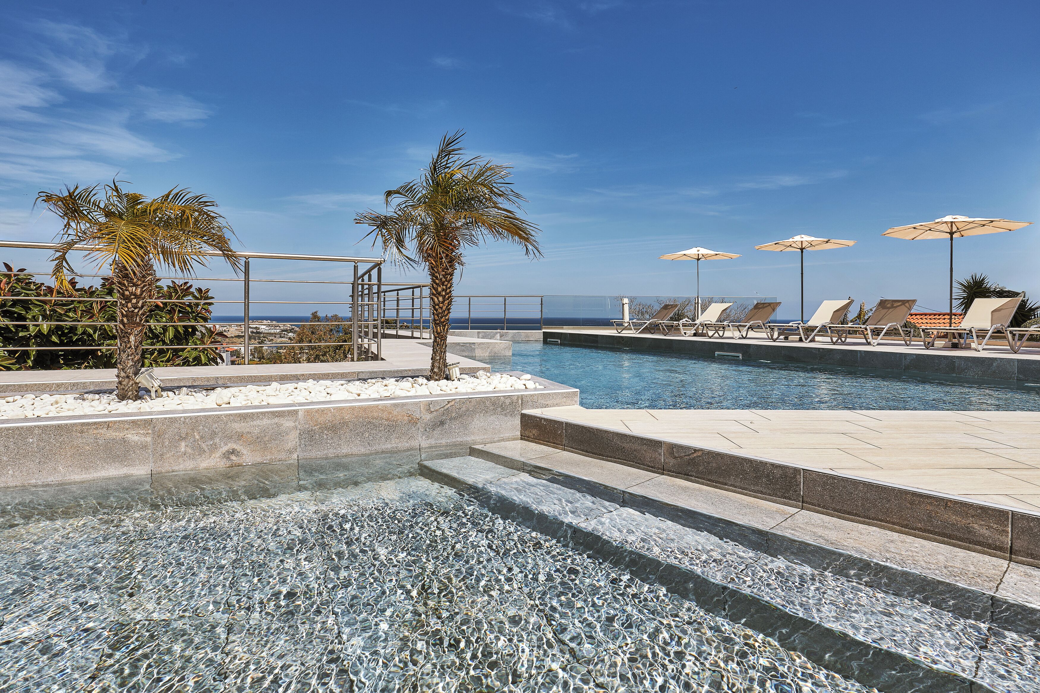 สร  ะว่ายน้ำกลางแจ้งเปิดตามฤดูกาล, ร่มริมสระว่ายน้ำ, เก้าอี้อาบแดดริมสระ