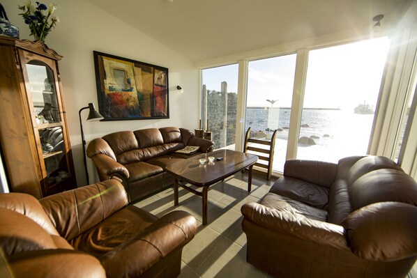 Apartment, 2 Schlafzimmer, Meerblick | Wohnbereich | Fernseher