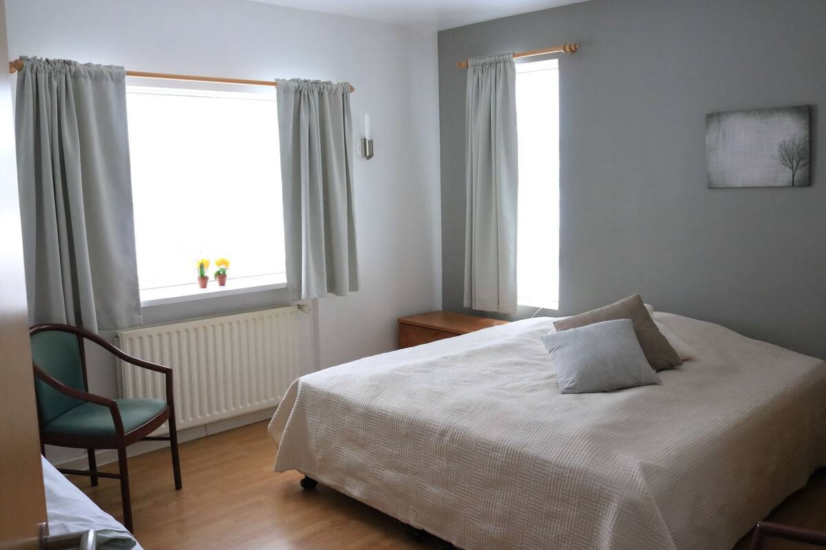 Habitación con 1 cama matrimonial o 2 individuales, baño compartido | Wifi gratis y ropa de cama 