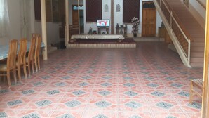 A spacious room with a high ceiling, a balcony, and a staircase. - Islambek Hotel & Travel (Khiva)