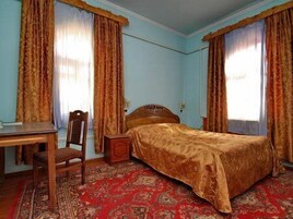 Standard Double Room | Minibar, in-room safe, desk, soundproofing