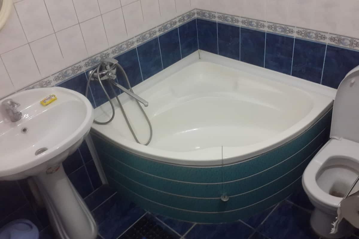 deluxe single room | bathroom | bathtub, free toiletries, hair dryer, slippers