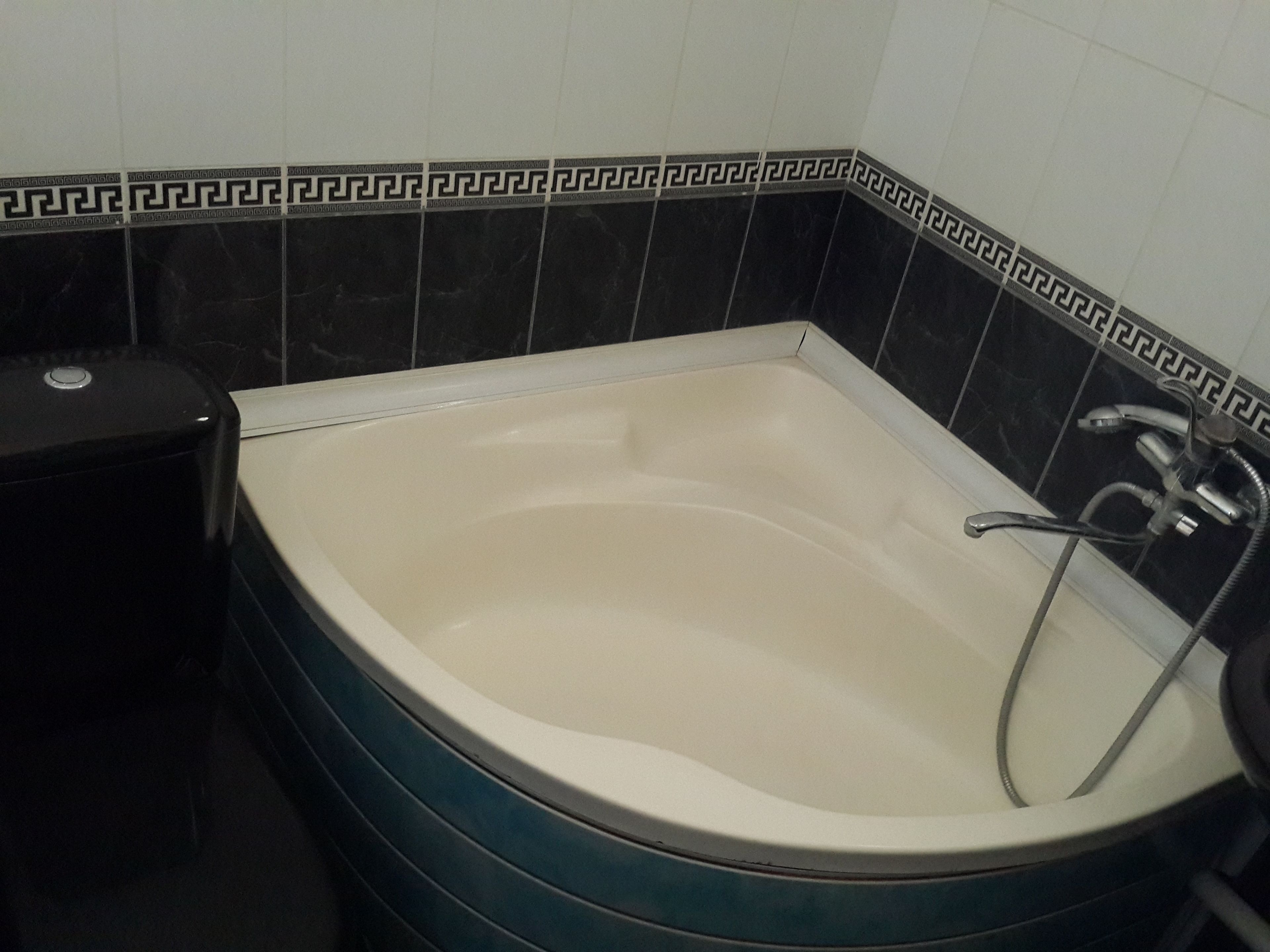 deluxe double room | bathroom | bathtub, free toiletries, hair dryer, slippers